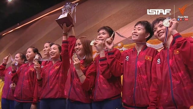 ທີມເຊປັກຕ່າວຫວຽດນາມ ຕັ້ງໃຈເອົາຊະນະໄທເປັນຄັ້ງທີ 3 ຕິດຕໍ່ກັນ, ປາດຖະໜາຢາກຄວ້າຫລຽນຄຳໃນງານມະຫະກຳຊີເກມຄັ້ງທີ 33 - ຮູບທີ 1. Cầu mây Việt Nam quyết thắng Thái Lan lần thứ 3 liên tiếp, khát vọng giành vàng SEA Games 33- Ảnh 1.