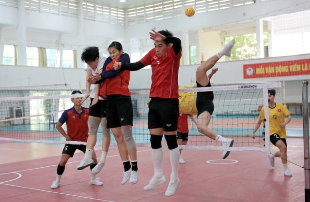 ທີມເຊປາກກະຣາຫວຽດນາມຕັ້ງໃຈເອົາຊະນະໄທເປັນຄັ້ງທີ 3 ຕິດຕໍ່ກັນ, ຫວັງຄວ້າຫລຽນຄຳໃນງານມະຫະກຳຊີເກມຄັ້ງທີ 33 - ຮູບທີ 2. Cầu mây Việt Nam quyết thắng Thái Lan lần thứ 3 liên tiếp, khát vọng giành vàng SEA Games 33- Ảnh 2.