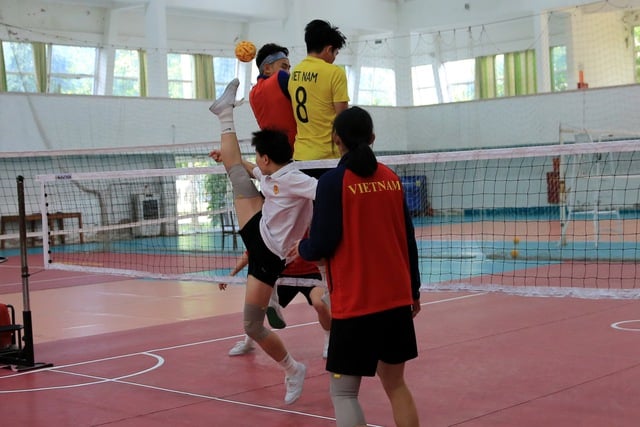 ທີມເຊປັກຕ່າຂອງຫວຽດນາມ ຕັ້ງໃຈເອົາຊະນະໄທເປັນຄັ້ງທີ 3 ຕິດຕໍ່ກັນ, ປາດຖະໜາຢາກຄວ້າຫລຽນຄຳໃນງານມະຫະກຳຊີເກມຄັ້ງທີ 33 - ຮູບທີ 4. Cầu mây Việt Nam quyết thắng Thái Lan lần thứ 3 liên tiếp, khát vọng giành vàng SEA Games 33- Ảnh 4.