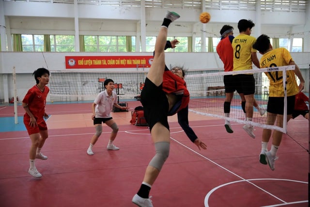 ທີມເຊປັກຕ່າຂອງຫວຽດນາມ ຕັ້ງໃຈເອົາຊະນະໄທເປັນຄັ້ງທີ 3 ຕິດຕໍ່ກັນ, ປາດຖະໜາຢາກຄວ້າຫລຽນຄຳໃນງານມະຫະກຳຊີເກມຄັ້ງທີ 33 - ຮູບທີ 5. Cầu mây Việt Nam quyết thắng Thái Lan lần thứ 3 liên tiếp, khát vọng giành vàng SEA Games 33- Ảnh 5.