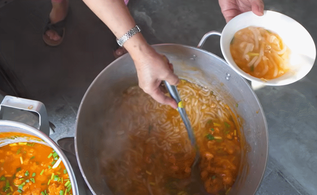 מרק אטריות נאם פו 2.gif