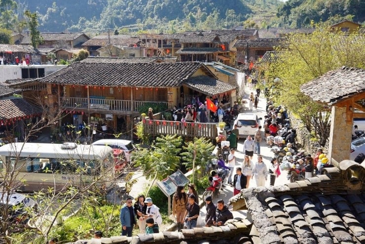 Ziyaretçiler 22 Kasım öğlen saatlerinde köye akın etti. Fotoğraf: Hoang Hieu