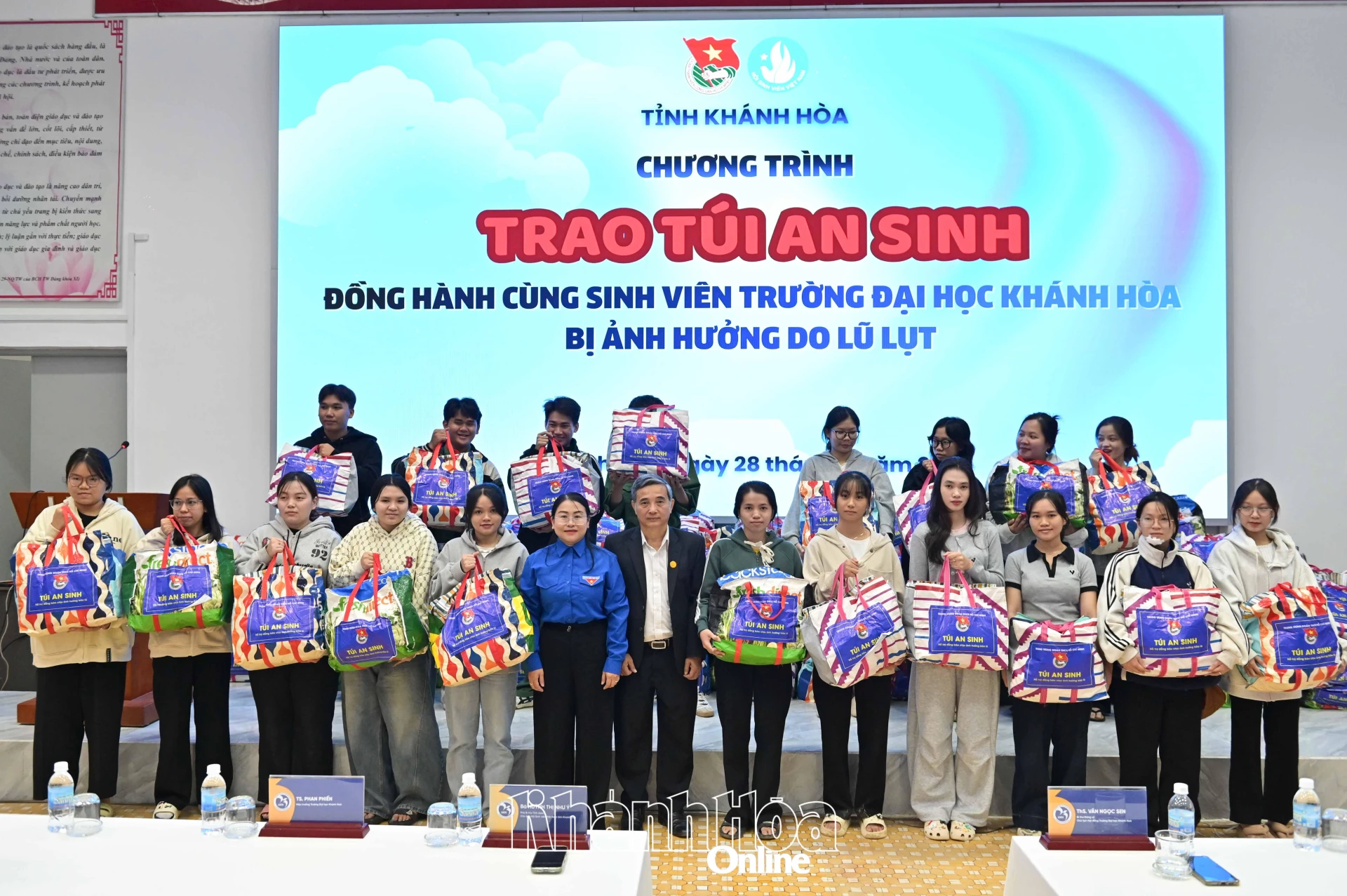 Leaders of the Provincial Youth Union and Khanh Hoa University presented welfare bags to students.