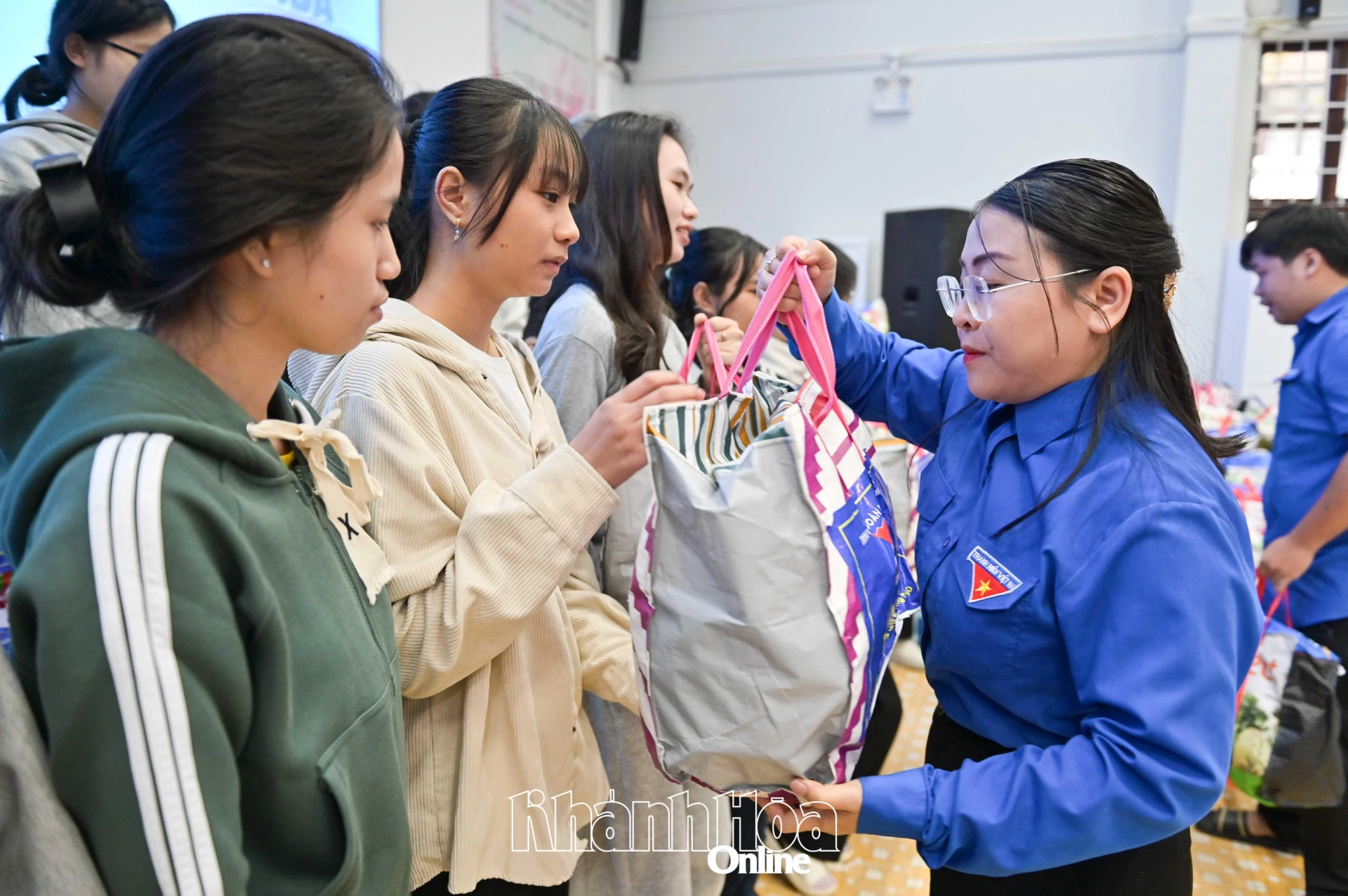 Ms. Huynh Thi Nhu Y - Deputy Secretary of the Provincial Youth Union, President of the Provincial Vietnam Student Association presented welfare bags to students.