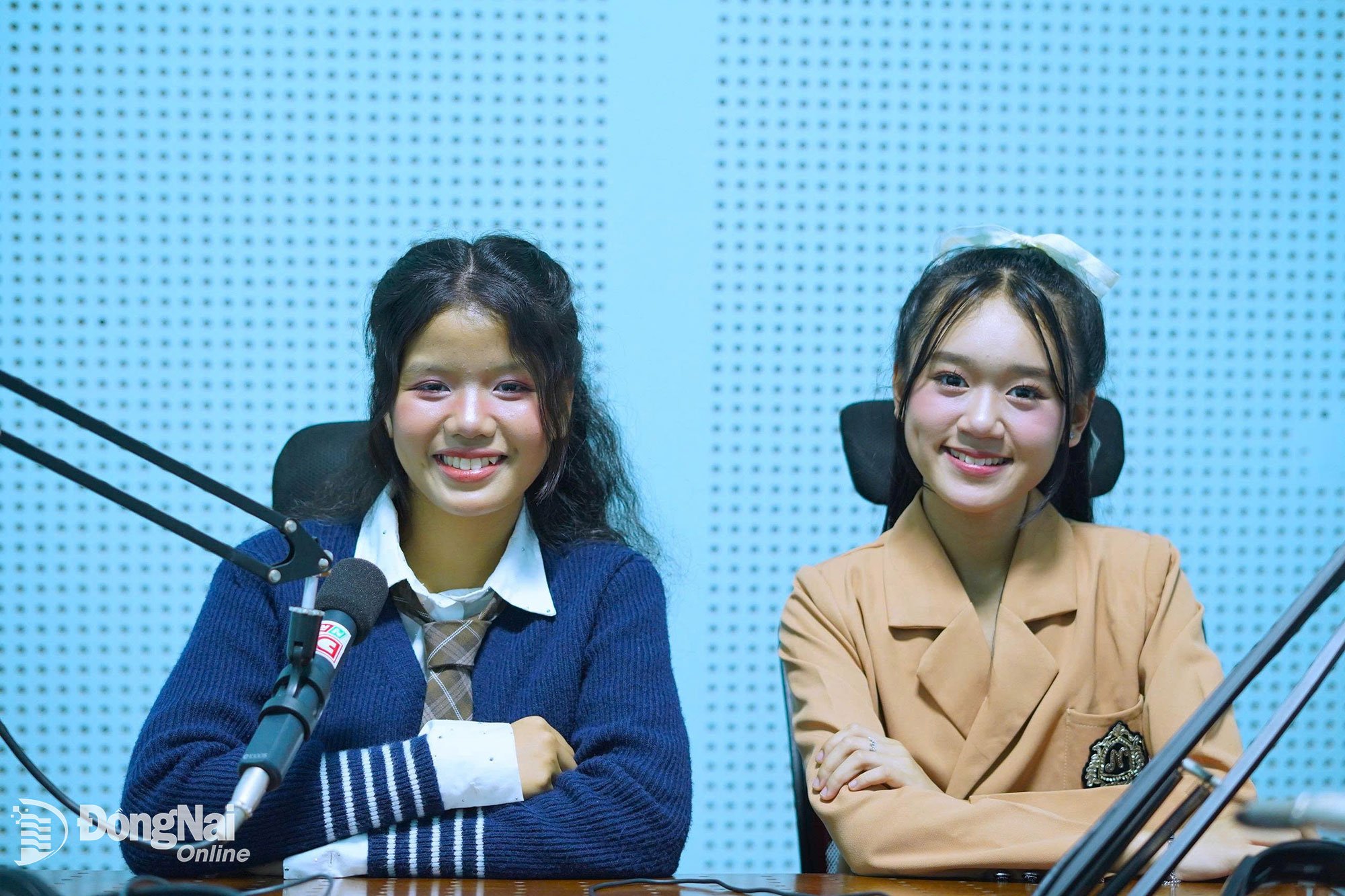 子ども歌手のタオ・ニーさんと司会者のタオ・グエンさんが、ドンナイ新聞・ラジオ・テレビの子ども向けラジオ番組のリスナーや先生たちと語り合い、思い出を語り合った。写真：スアン・フー