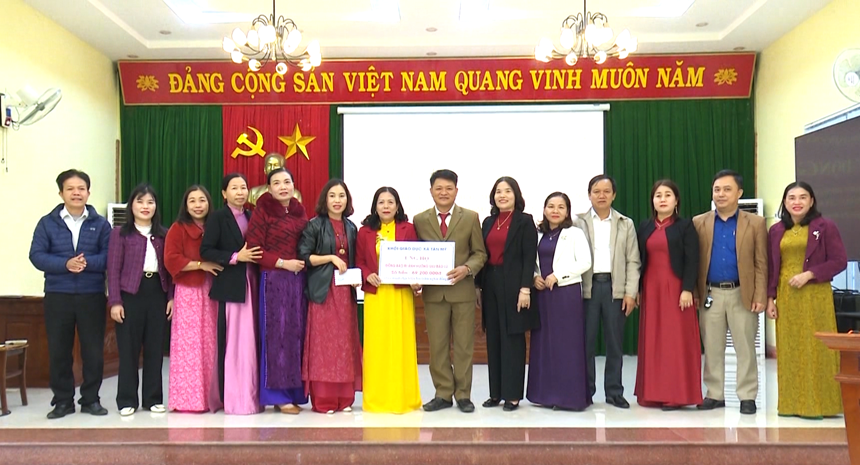 প্রাকৃতিক দুর্যোগে ক্ষতিগ্রস্ত মানুষদের সহায়তা করার জন্য ট্যান মাই কমিউন পিপলস কমিটি ইউনিট এবং সংস্থাগুলি থেকে অনুদান গ্রহণ করে - ছবি: টি.এল.