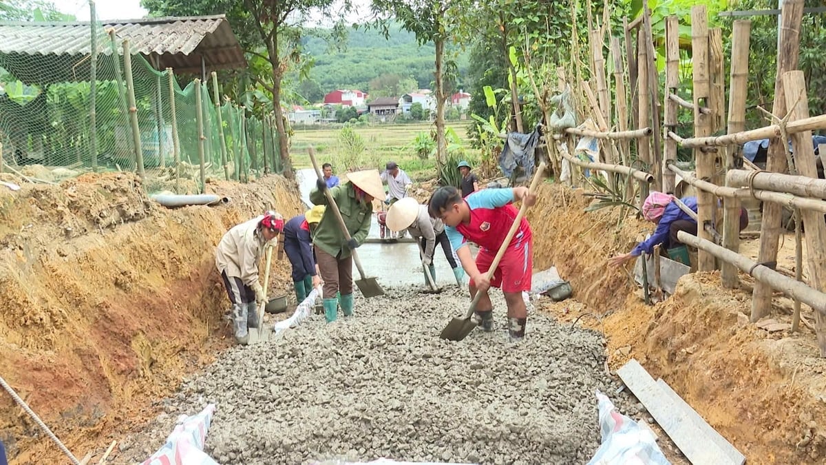 ປະຊາຊົນພ້ອມກັນເຮັດຄວາມສະອາດ, ຂະຫຍາຍ ແລະ ສ້ອມແປງທາງຊົນນະບົດ. ພາບ: ຮວ່າງເຈົາ. Người dân cùng nhau dọn dẹp, mở rộng và làm mới đường giao thông nông thôn. Ảnh: Hoàng Châu.