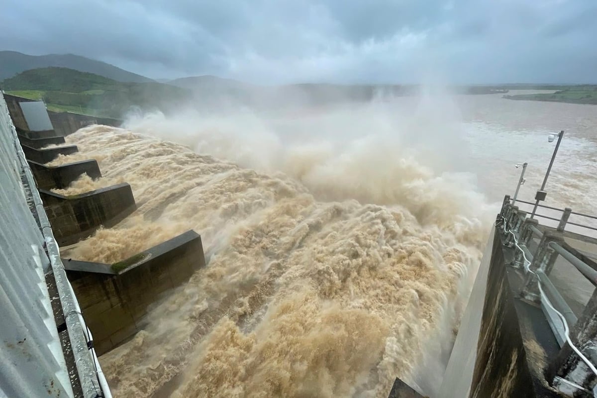 Thủy điện sông Ba Hạ xả lũ. Ảnh: Công Nam.