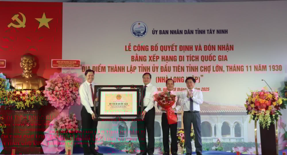 האתר ההיסטורי לונג הייפ האוס מדורג כאנדרטה לאומית.