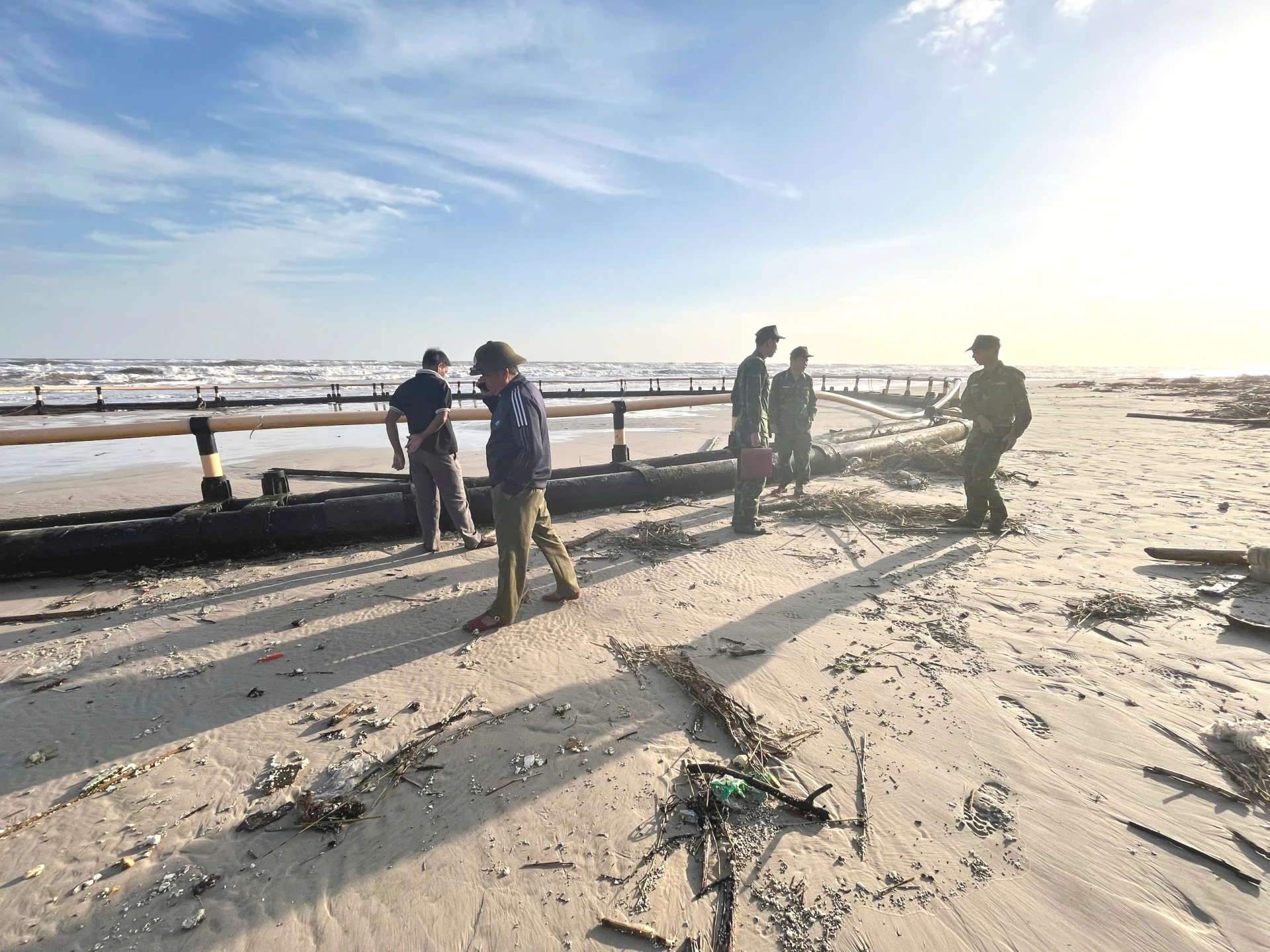 طوف تربية الأحياء المائية انجرف إلى الشاطئ في قرية تان ماش، بلدية فينه هوانغ - الصورة: NT