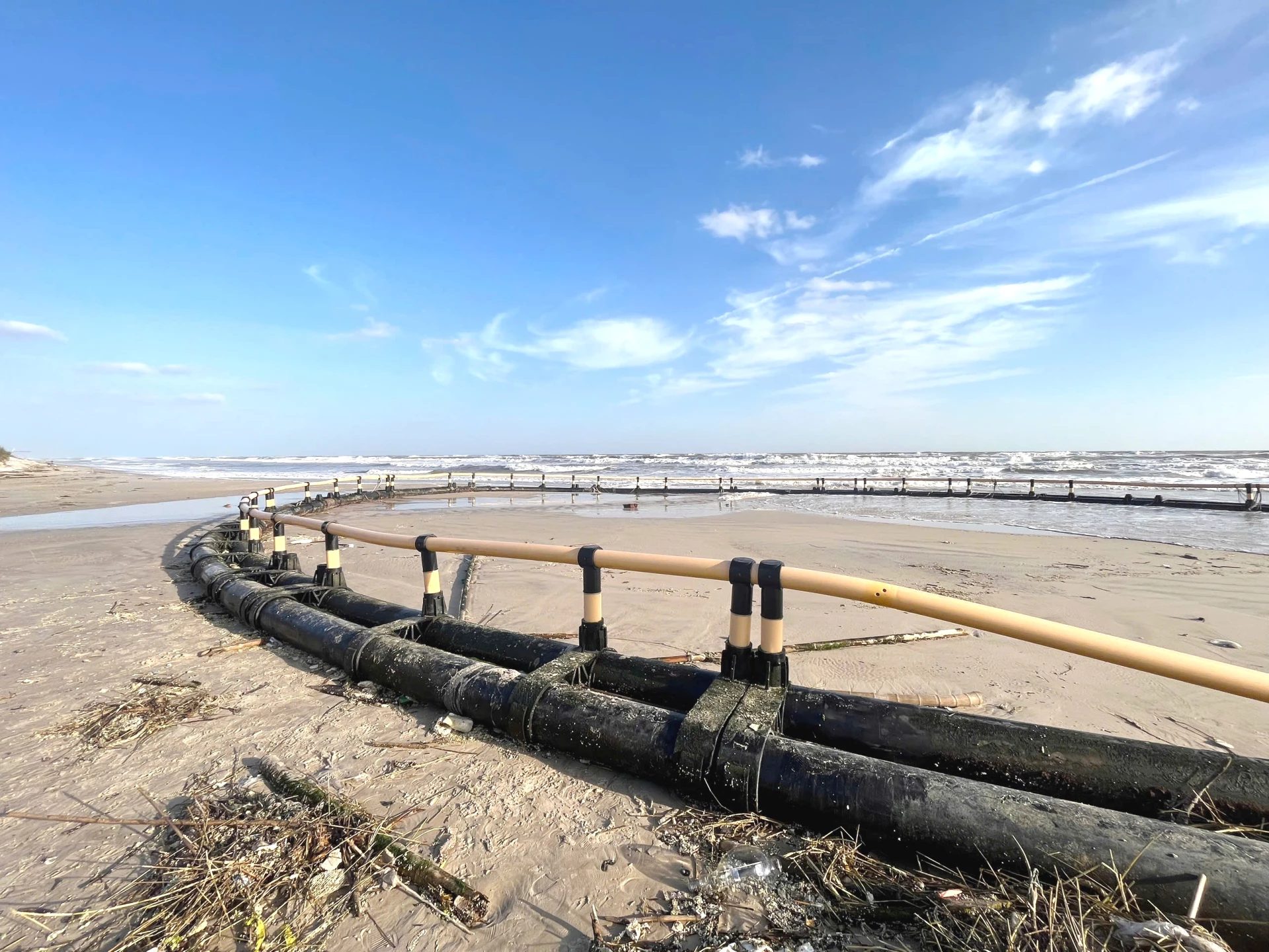 طوف تربية الأحياء المائية انجرف إلى الشاطئ في قرية تان ماش، بلدية فينه هوانغ - الصورة: NT