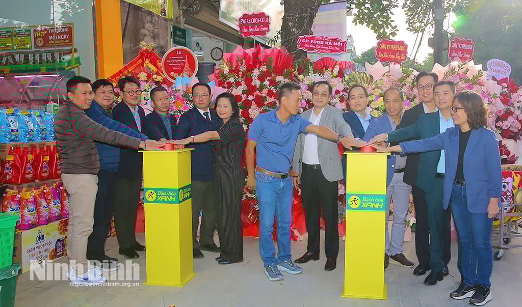 Delegeler süpermarketin açılışı için düğmeye bastı.