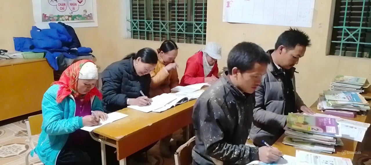 Penduduk Highland berlatih kaligrafi pada waktu petang selepas seharian bekerja.