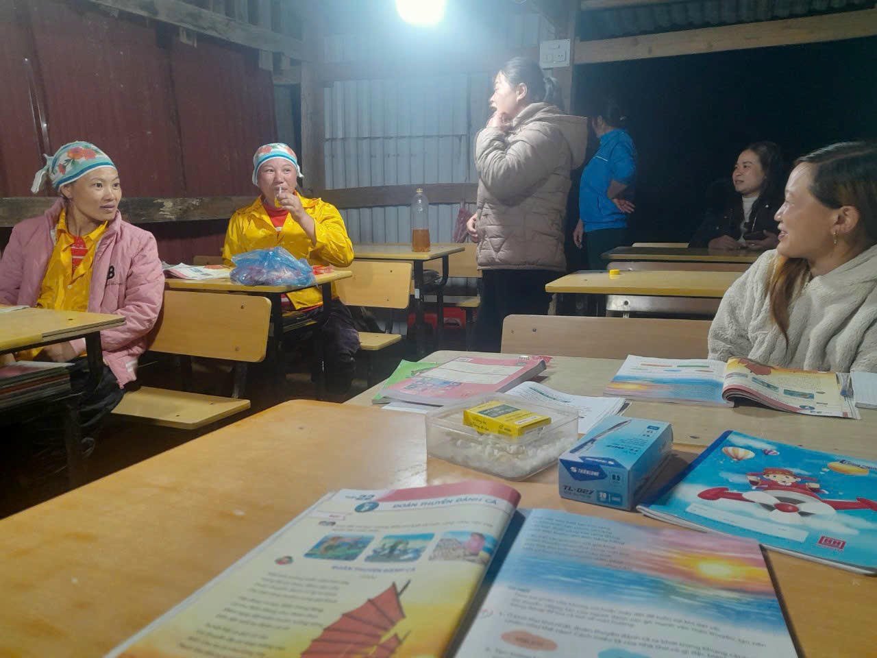 Kelas malam hangat dengan gelak tawa dan perbualan orang kampung.