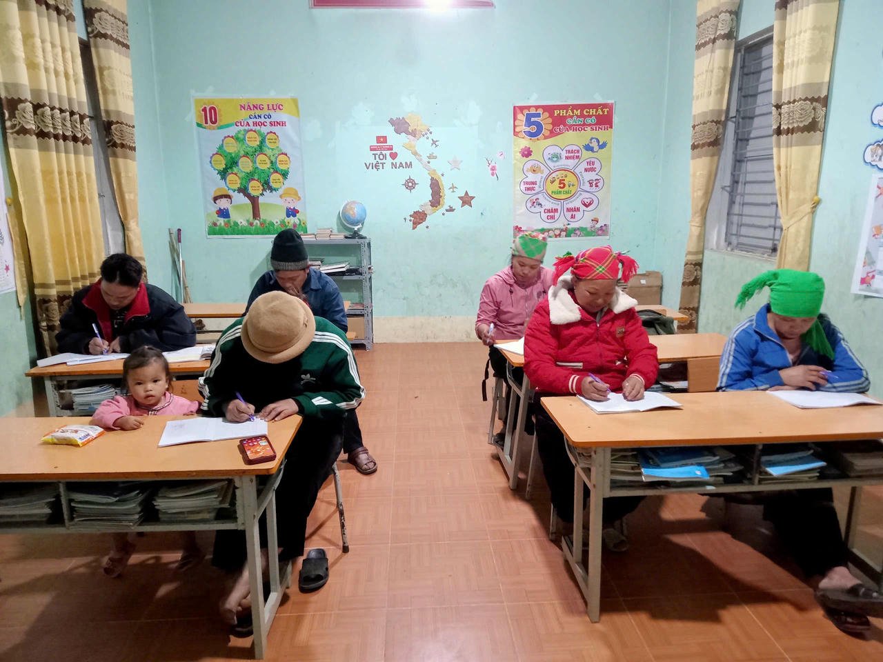 Tangan kapalan memegang pen untuk menulis impian belajar membaca dan menulis di musim sejuk.