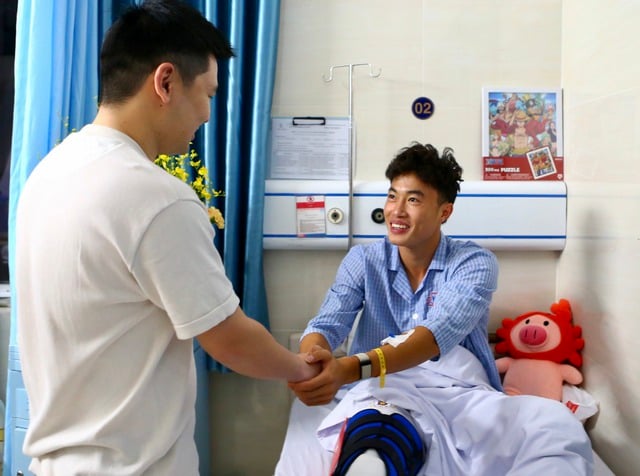 Ngôi sao U.23 Việt Nam Văn Trường phẫu thuật thành công, hẹn ngày trở lại sân cỏ - Ảnh 1.