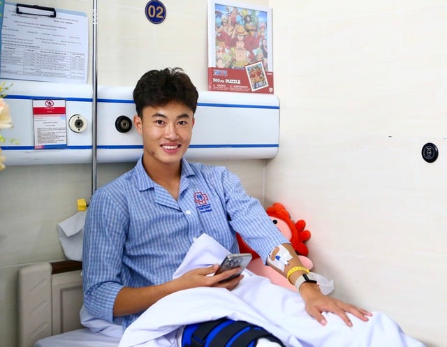 Ngôi sao U.23 Việt Nam Văn Trường phẫu thuật thành công, hẹn ngày trở lại sân cỏ - Ảnh 2.