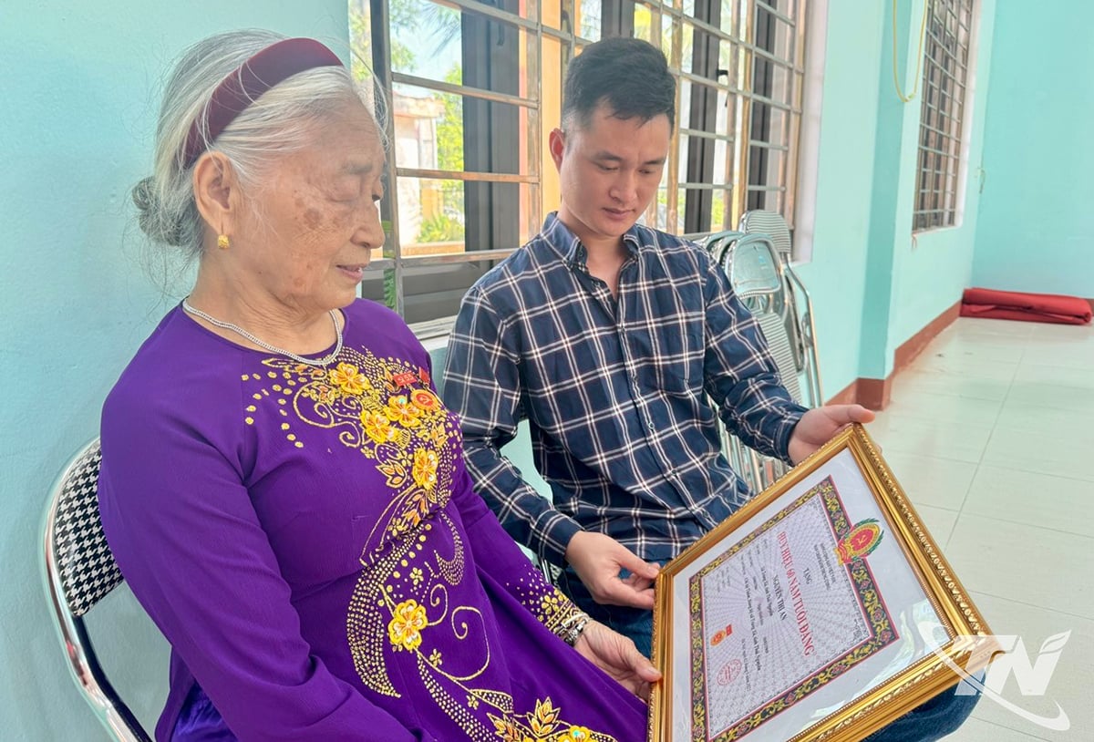Bà An và cháu bên Huy hiệu 60 năm tuổi Đảng mới được trao tặng.