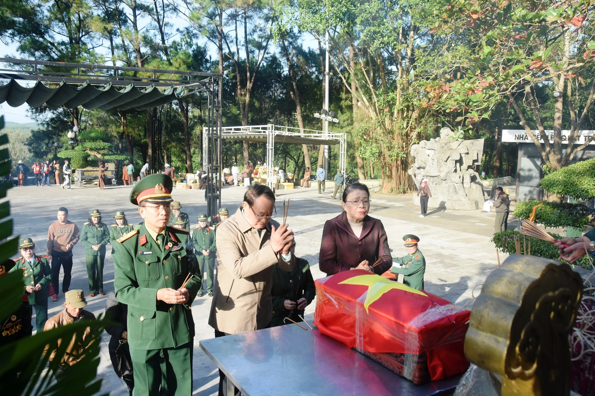 สหายและเพื่อนร่วมทีมจุดธูปเพื่อแสดงความอาลัยแด่วีรชนเลืองดิญไทยที่สุสานวีรชนแห่งชาติจวงเซิน - ภาพ: DV