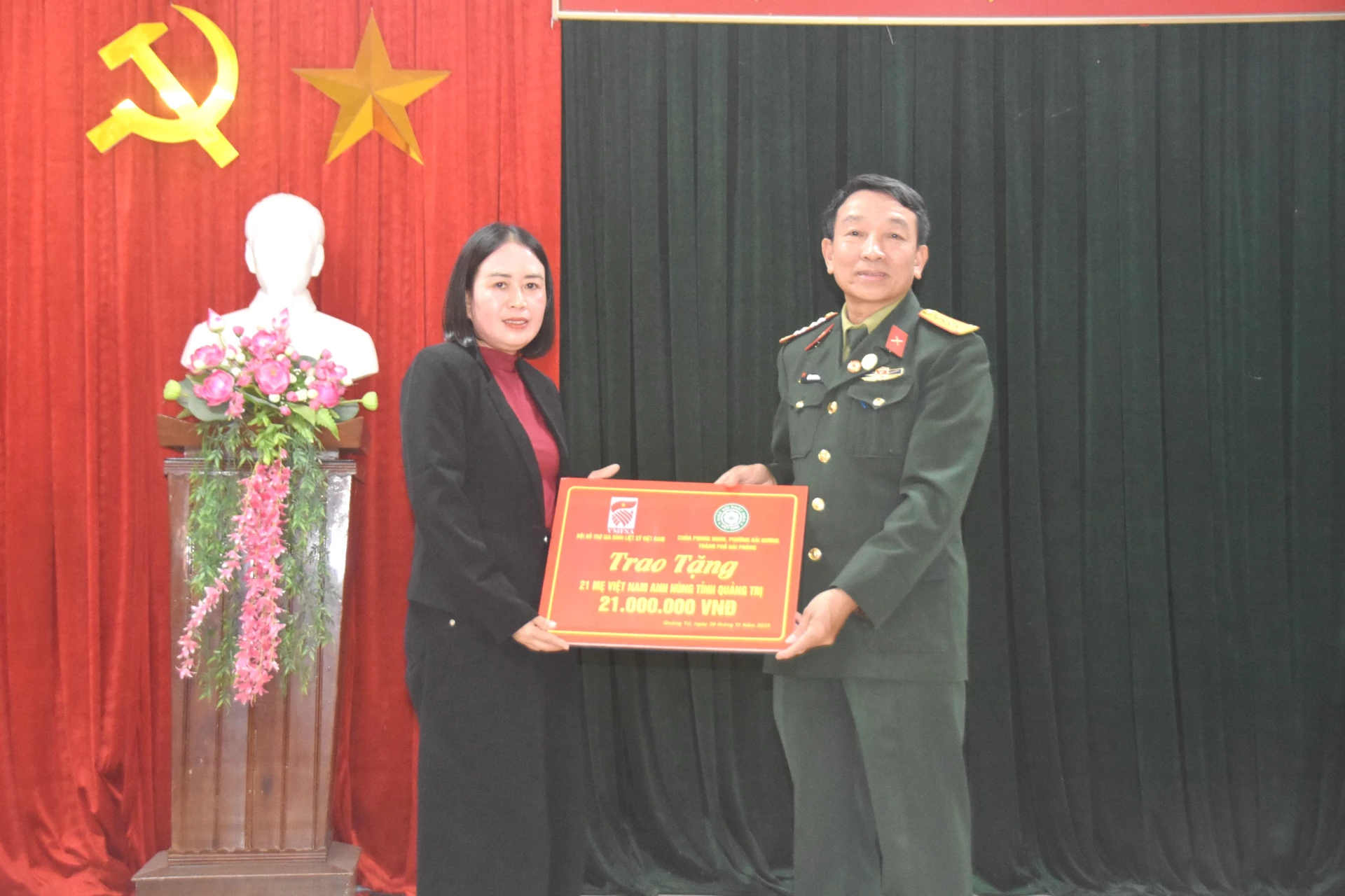 สมาคมเวียดนามเพื่อการสนับสนุนครอบครัววีรชน มอบของขวัญให้แก่มารดาผู้กล้าหาญชาวเวียดนามที่ยังมีชีวิตอยู่ 21 รายในจังหวัดกวางจิ ผ่านตัวแทนจากกรมบุคคลผู้ทำคุณประโยชน์ กรมมหาดไทย จังหวัดกวางจิ - ภาพ: DV