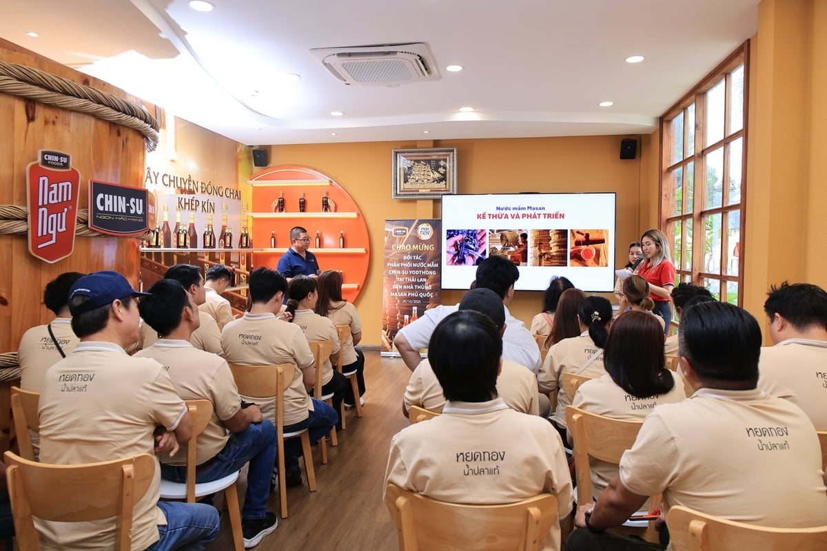 Ban giám đốc Masan PQ đã chia sẻ về quy trình ủ chượp nghiêm ngặt suốt 9-12 tháng trong hệ thống với gần 500 thùng.  Ảnh: Masan.