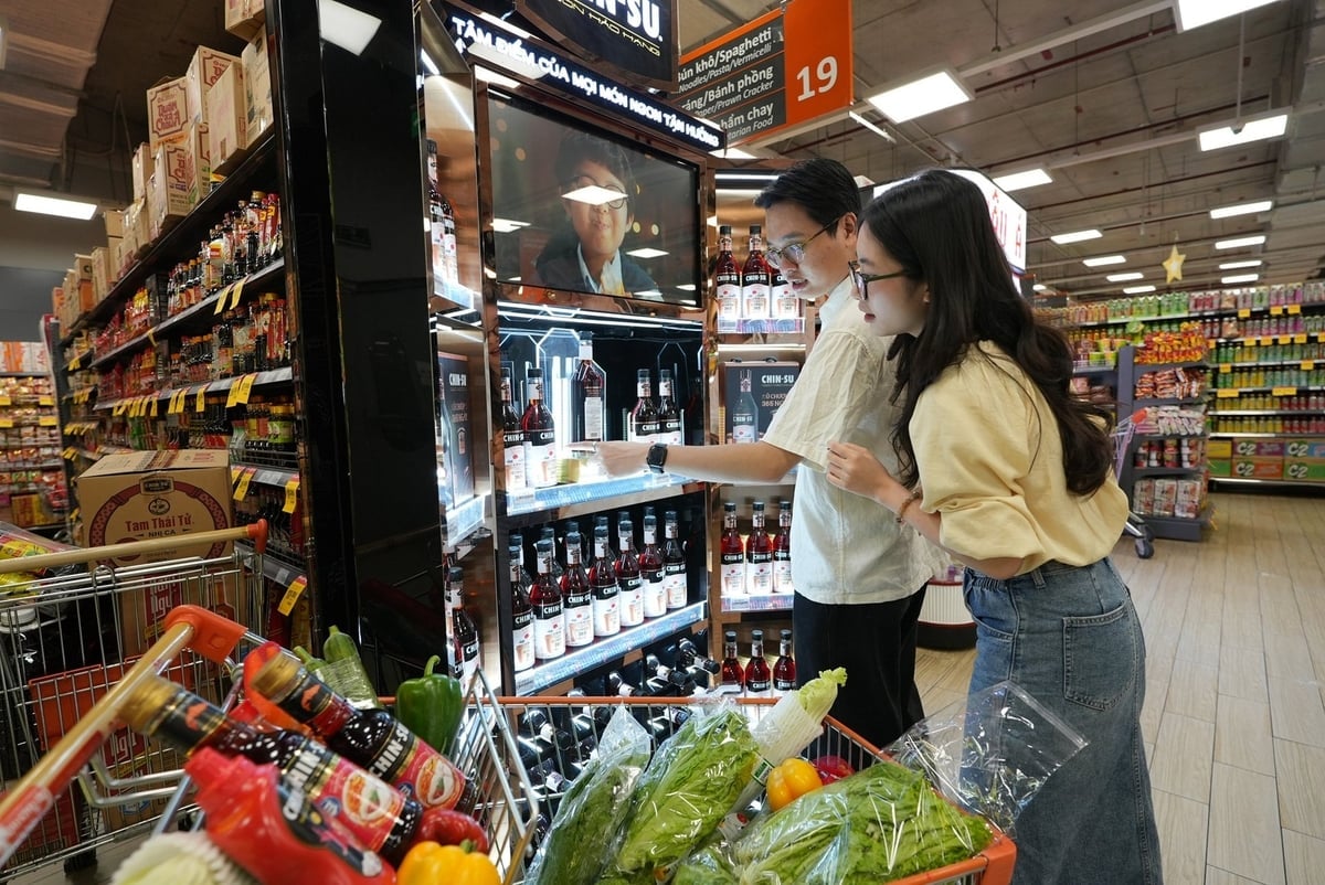 Người tiêu dùng mua sắm sản phẩm Masan Consumer - Nước mắm Chin-Su ủ chượp 365 ngày. Ảnh: Masan.