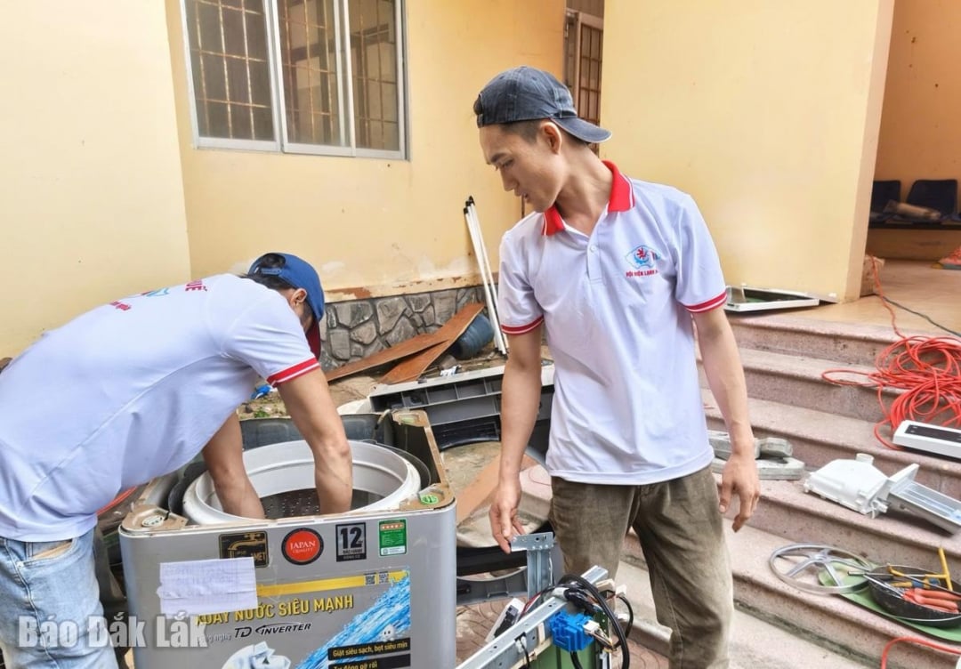 Persatuan Penyejukan Hue berusaha untuk membaiki peralatan untuk orang ramai.