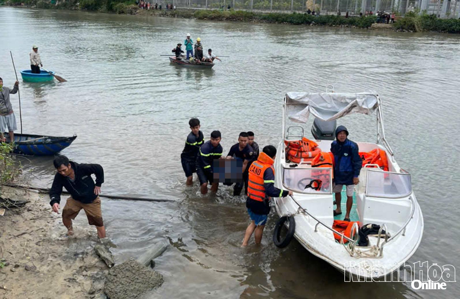 Les autorités ont ramené le corps de la victime sur la plage.