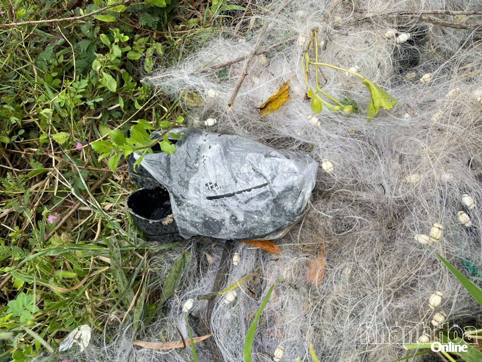Le filet de pêche et les chaussures de la victime ont été retrouvés sur la rive de la rivière Hien Luong.