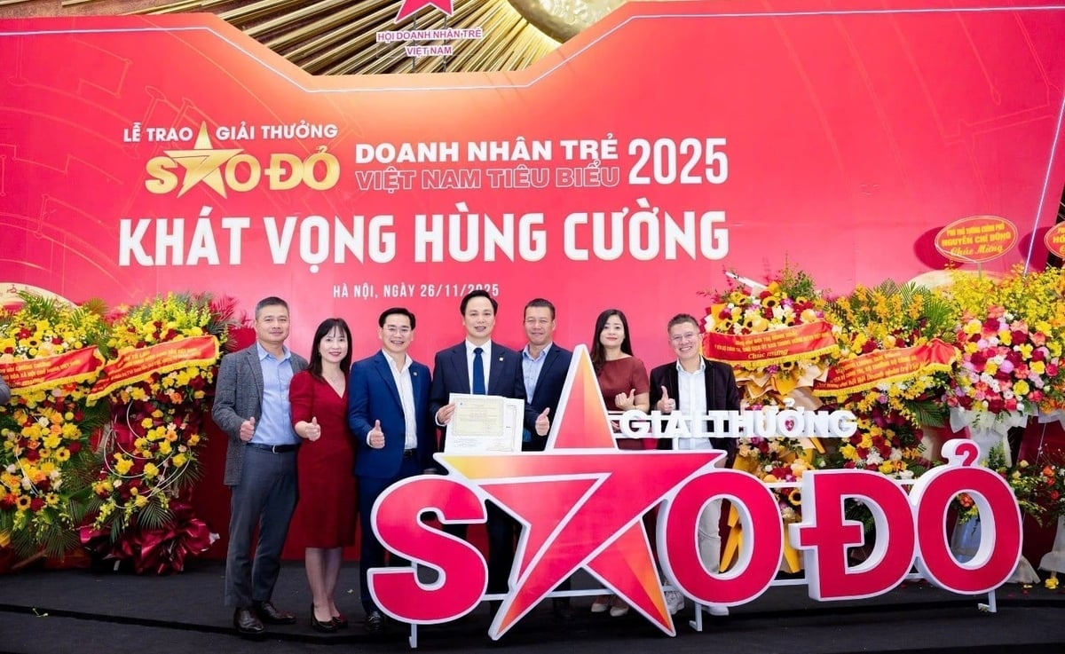مسٹر Nguyen Van Luyen کو سرفہرست 30 Red Star Awards - Outstanding Young Vietnamese Entrepreneurs 2025 میں اعزاز سے نوازا گیا، جو کہ شاندار نوجوان کاروباریوں کا اعزاز ہے۔ تصویر: UDIC۔
