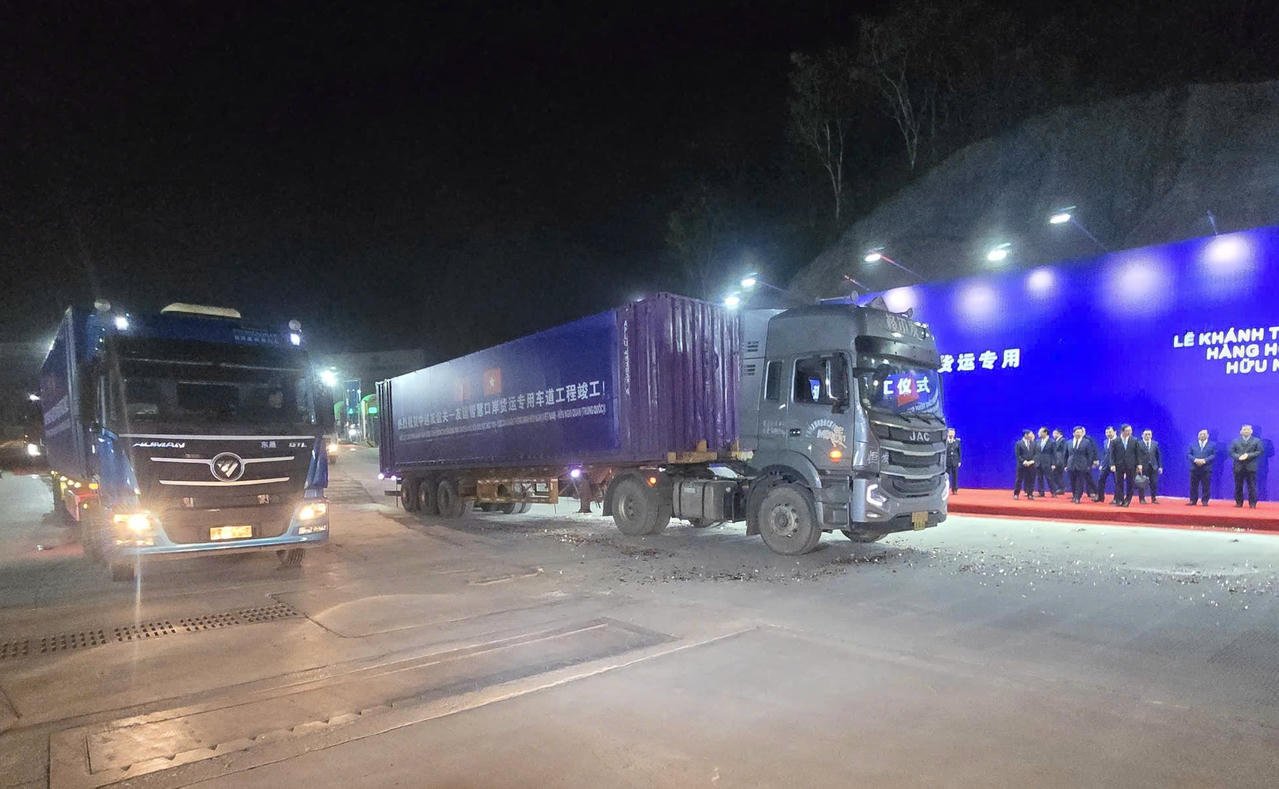 Народный комитет провинции Лангшон и Народное правительство Гуанси-Чжуанского автономного района Китая совместно организовали церемонию открытия специализированной дороги для перевозки грузов в районе маркеров 1119–1120 интеллектуальных пограничных ворот.