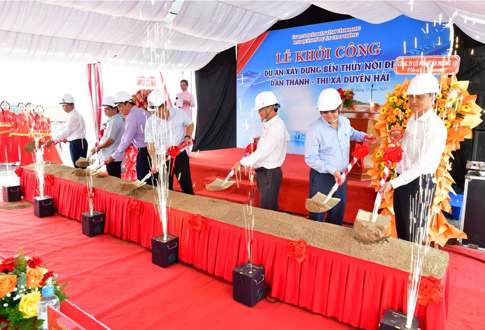 Perwakilan melakukan upacara pecah tanah bagi projek pembinaan Dermaga Laluan Air Dalam Dan Thanh.