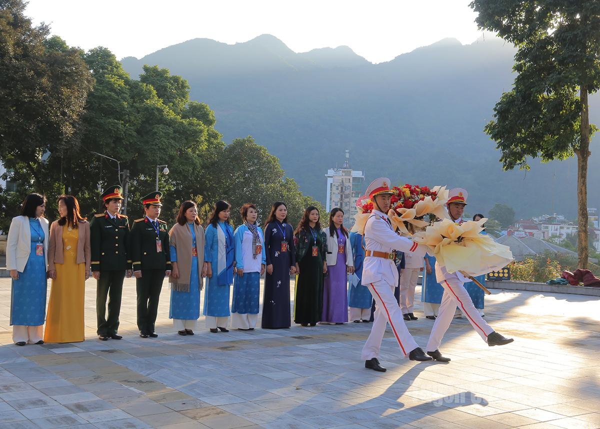 Делегация возложила цветы и отдала дань уважения президенту Хо Ши Мину у статуи дяди Хо.