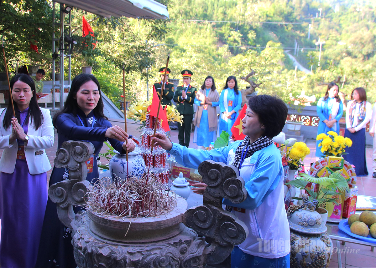 Делегация возложила цветы и благовония в Храм героев и мучеников фронта Ви Сюен (коммуна Тхань Туи).