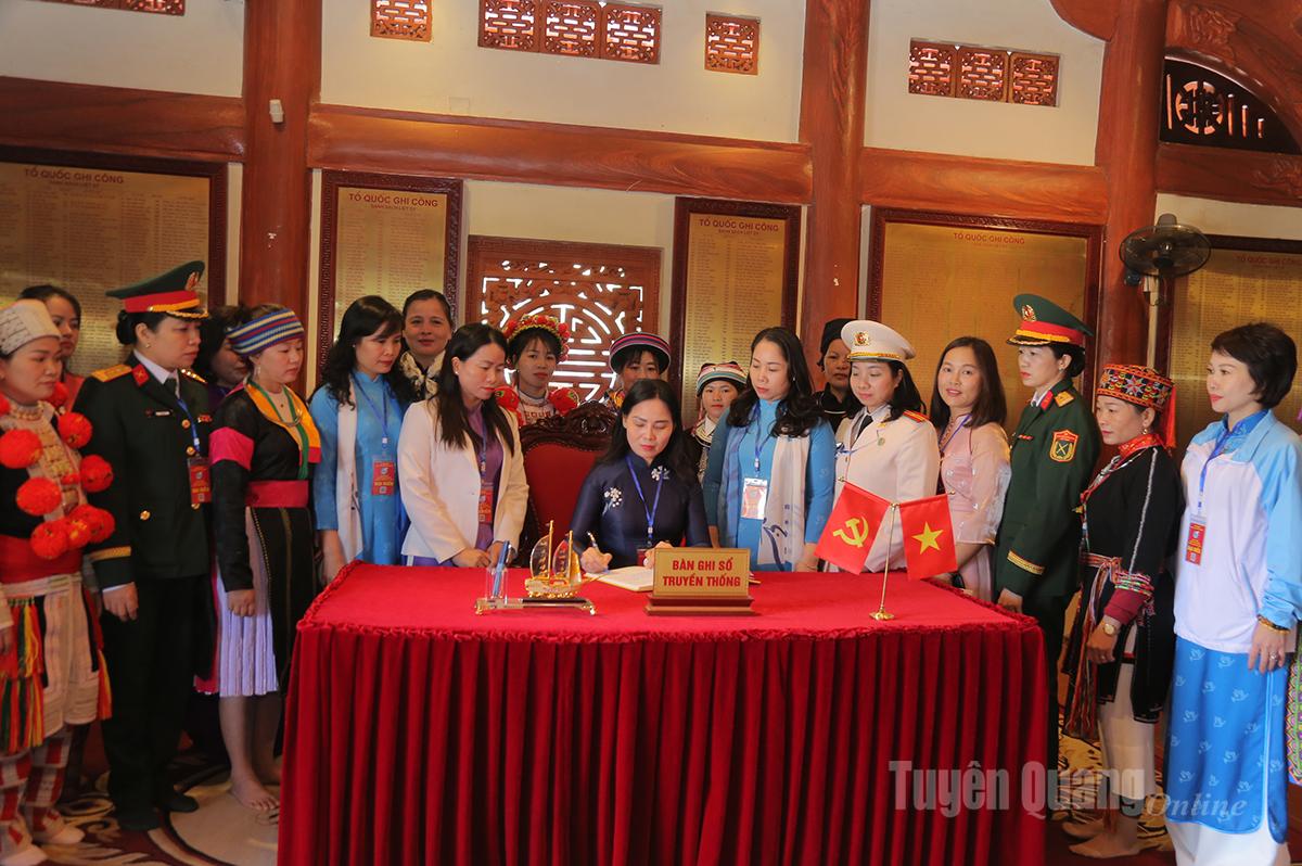 Товарищ Ау Ти Май, председатель Провинциального союза женщин, занесена в традиционную золотую книгу в Храме дяди Хо и героев и мучеников на Национальном кладбище мучеников Ви Сюен.