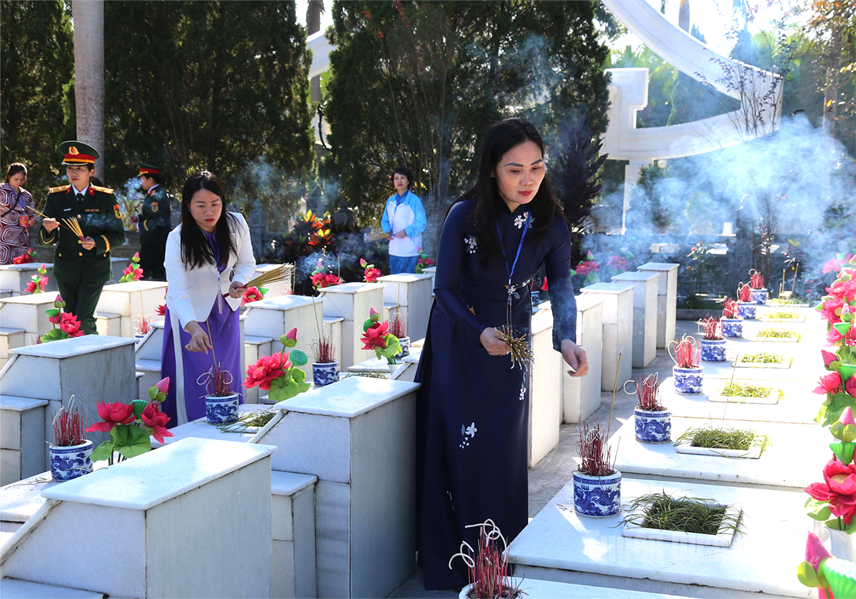 Делегация возжгла благовония на могилах мучеников на Национальном кладбище мучеников Ви Сюен.