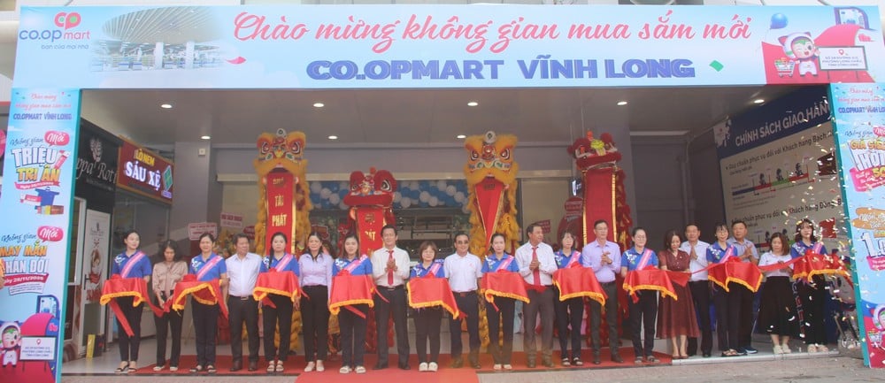 대표단은 출범식에서 리본을 잘랐습니다.