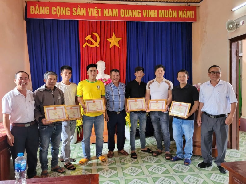 Dussintals människor belönades plötsligt för att de riskerade sina liv för att rädda människor i översvämningen -0