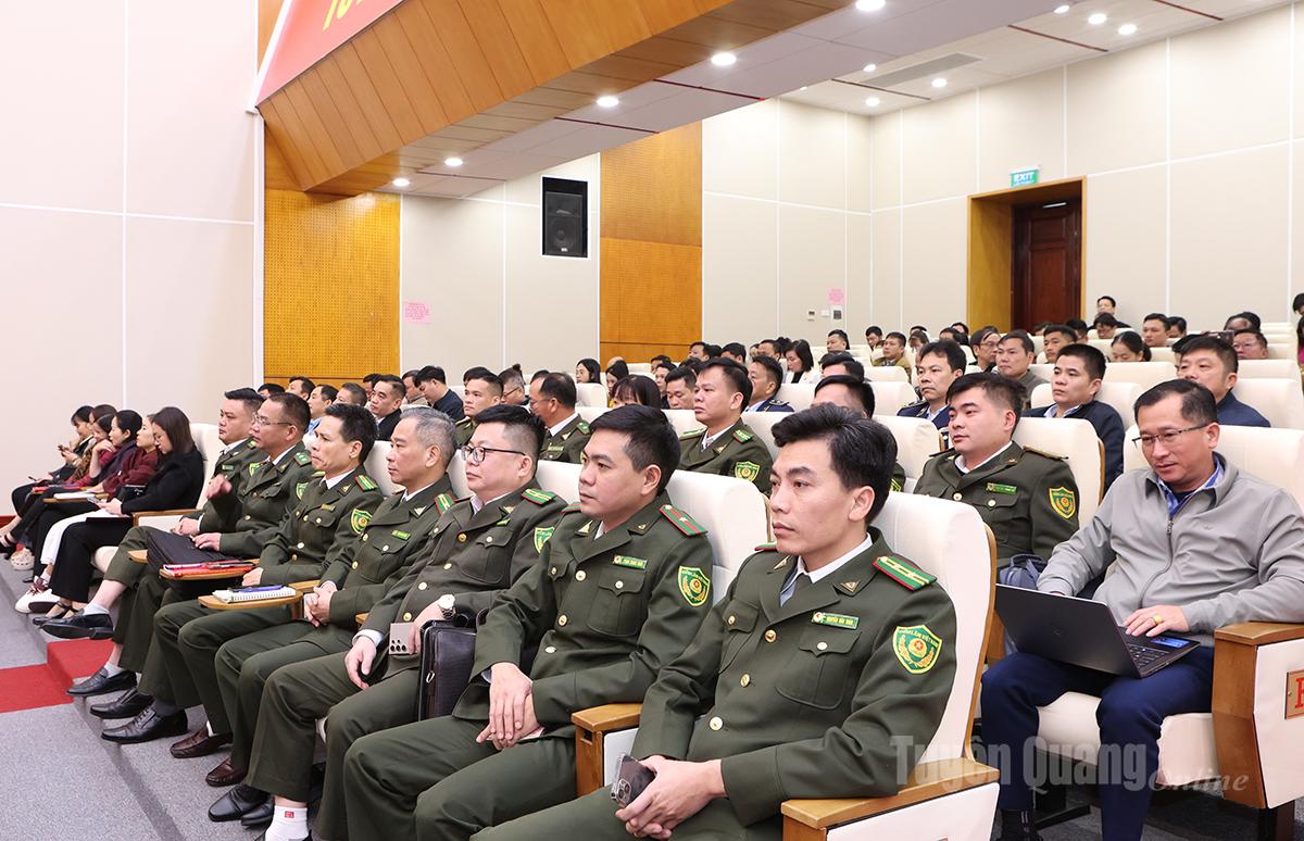 نمایندگان در آموزش‌های مربوط به کار حرفه‌ای برای محافظت از بنیان ایدئولوژیک حزب شرکت می‌کنند.