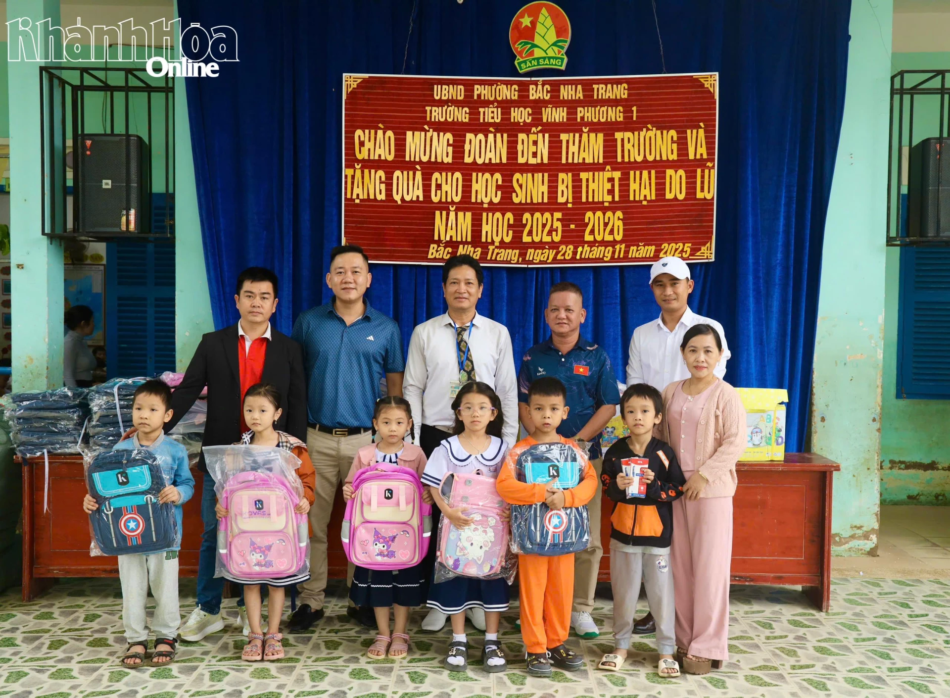 Các mạnh thường quân trao quà cho Trường Tiểu học Vĩnh Phương 1.