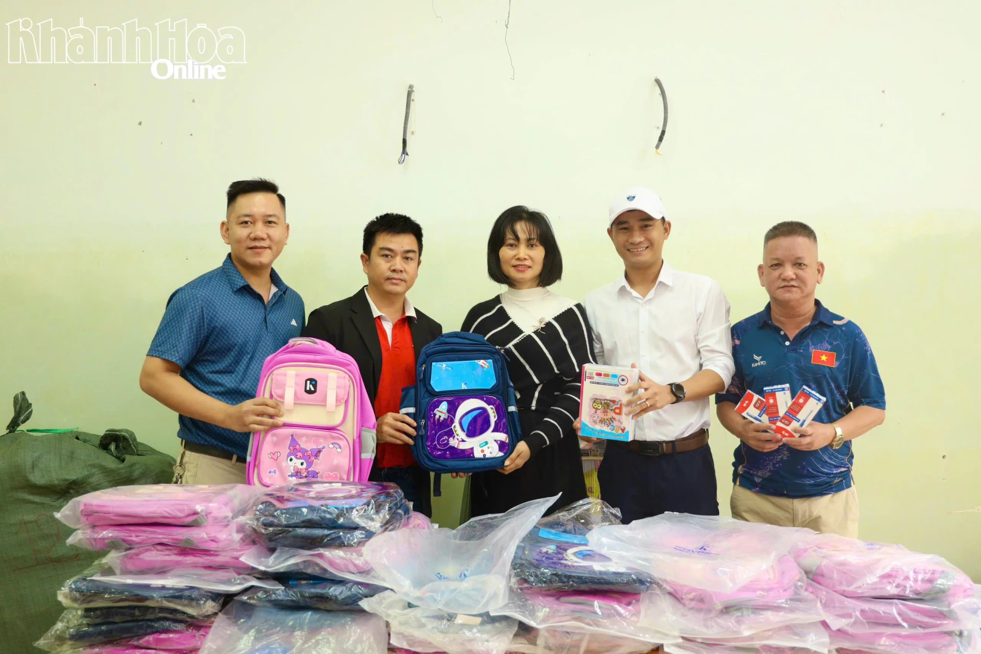 Đại diện Sàn môi giới bất động sản New City và Sàn môi giới bất động sản Tâm Real tặng quà cho Trường tiểu học Vĩnh Trung