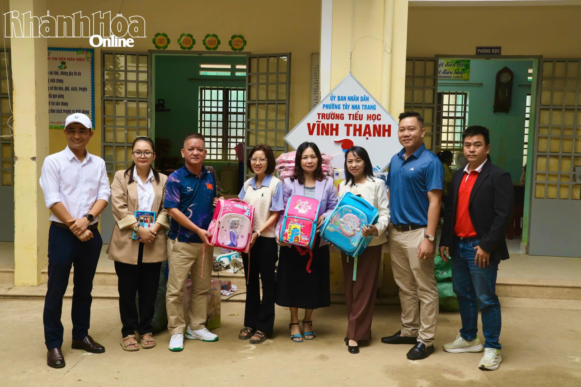 Sàn môi giới bất động sản New City phối hợp với Sàn môi giới bất động sản Tâm Real tặng quà cho Trường tiểu học Vĩnh Thạnh