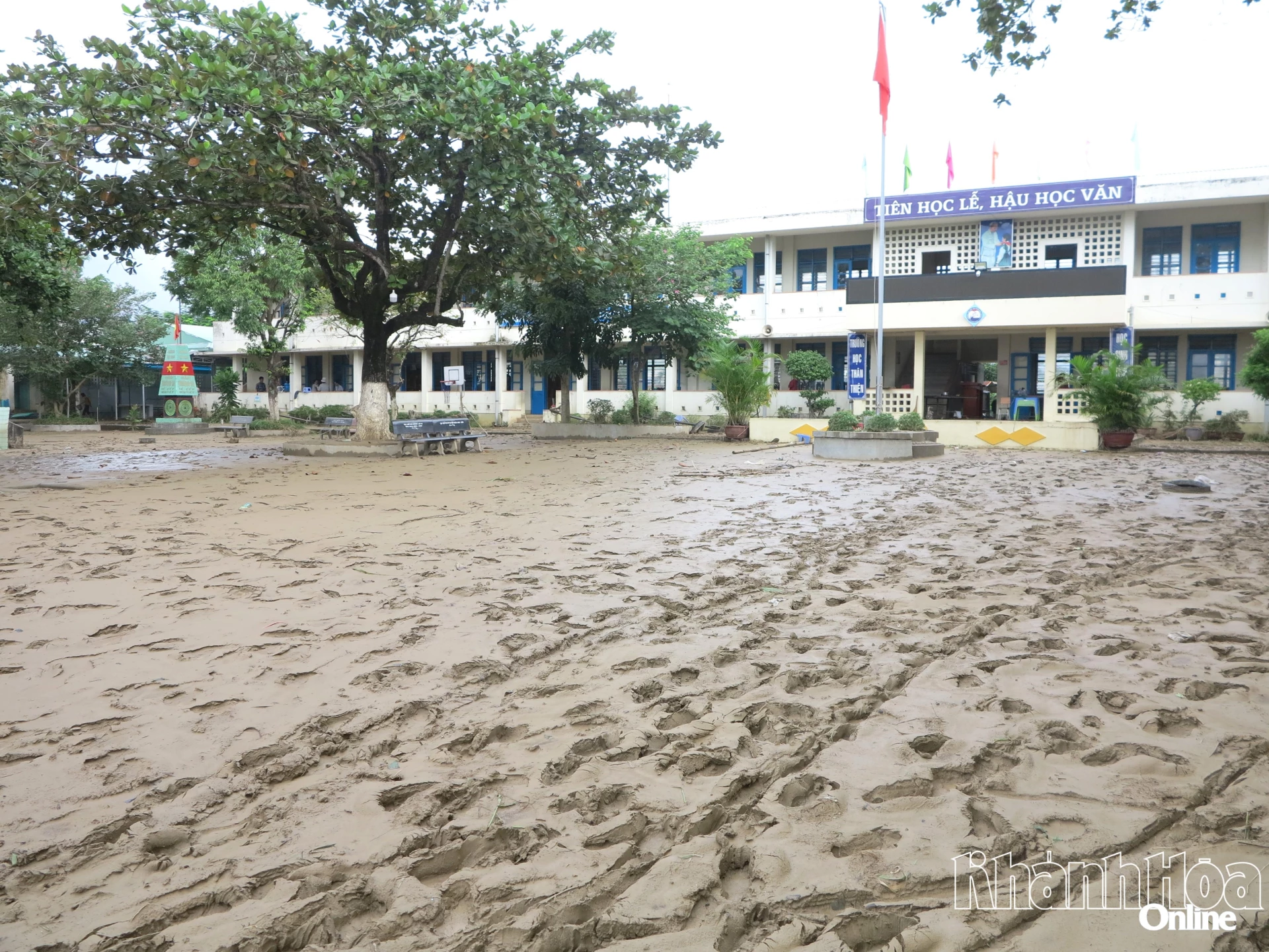 Повені завдали значної шкоди багатьом школам у провінції. На фото: Початкова школа міста Дьєн Кхань 2 (комуна Дьєн Кхань).