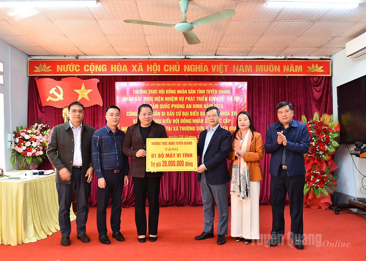 Den ständiga delegationen från det provinsiella folkrådet överlämnade en uppsättning datorer till Thuong Son kommun i samband med delegationens arbetsbesök.