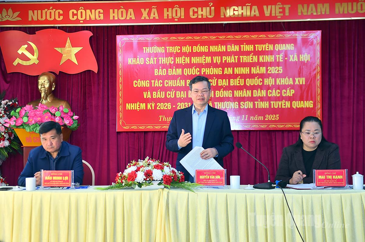 Ständiga medlemmar av provinsens folkråd vid arbetsmötet med Thuong Son-kommunen.