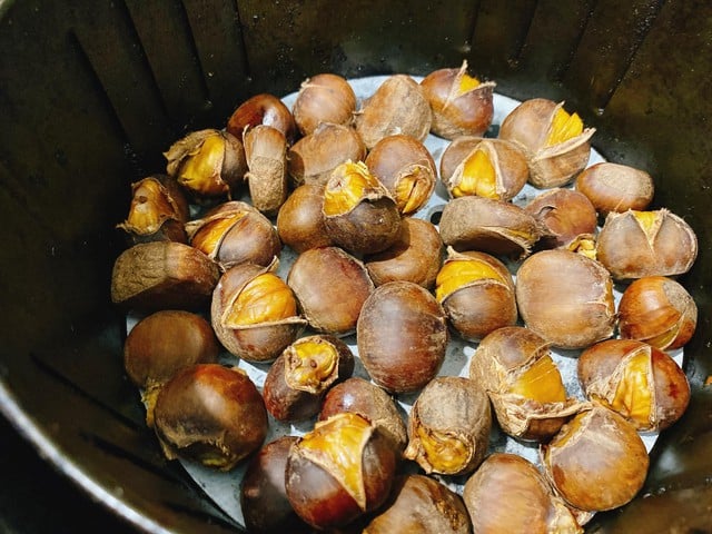 Hạt dẻ mùa đông: Thức quà bổ thận giúp ổn định đường huyết và nhiều món ngon - Ảnh 2.