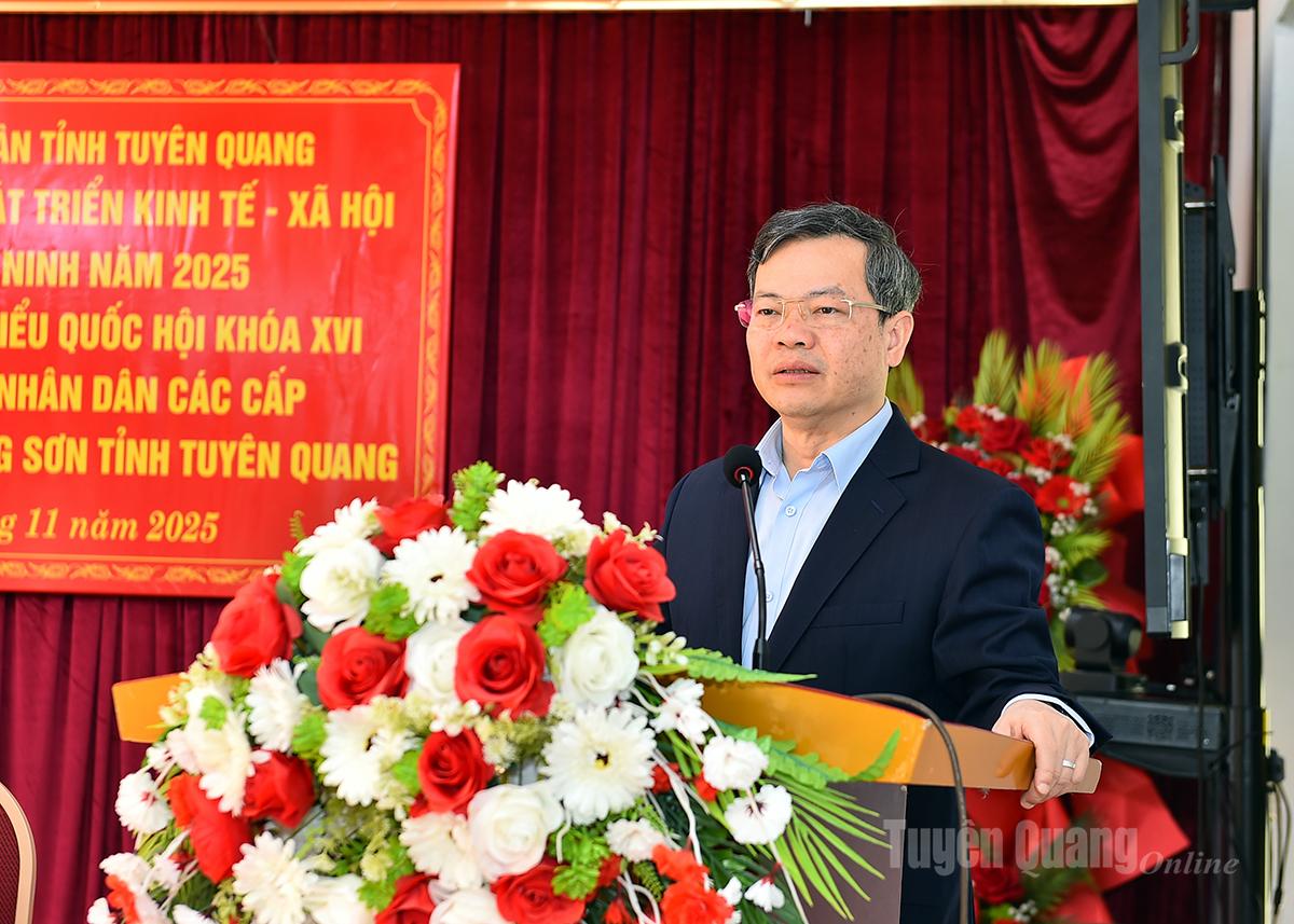 Ordföranden för provinsens folkråd, Nguyen Van Son, talade vid mötet.