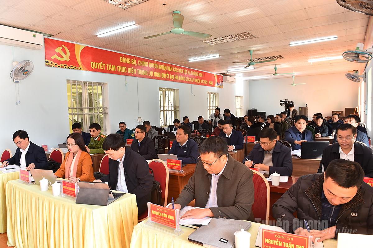 Medlemmar av arbetsdelegationen och tjänstemän och ledare för Thuong Son-kommunen vid arbetsmötet.