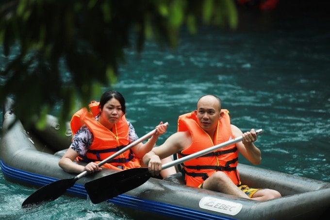 Turistas remando en botes en los arroyos de Quang Binh.