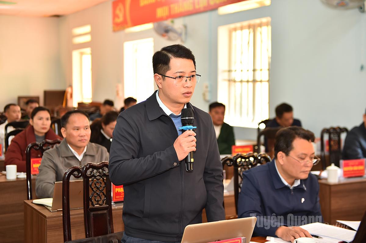 Tjänstemän från Thuong Son kommun talade vid mötet.